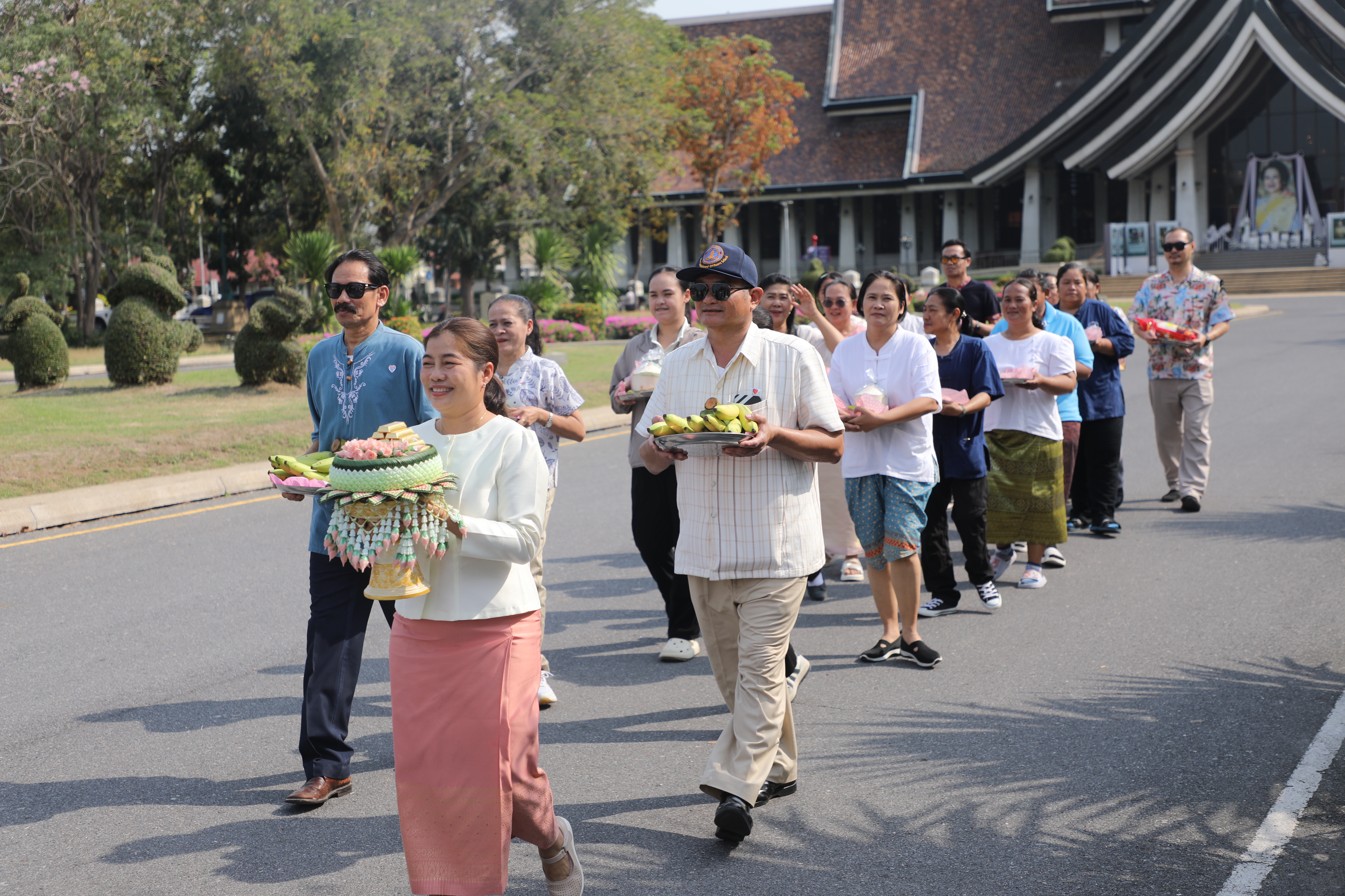 title - มากกว่าความรักระหว่างคู่ครอง คือความรักต่อปวงชน ส.ป.ก. จัดงาน “รักแห่งศิลป์ รักแห่งแผ่นดิน” พลังแห่งศิลปะที่เชื่อมโยงสถาบันและประชาชน